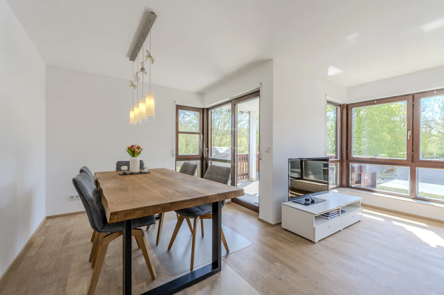 Essbereich mit Zugang zum Balkon