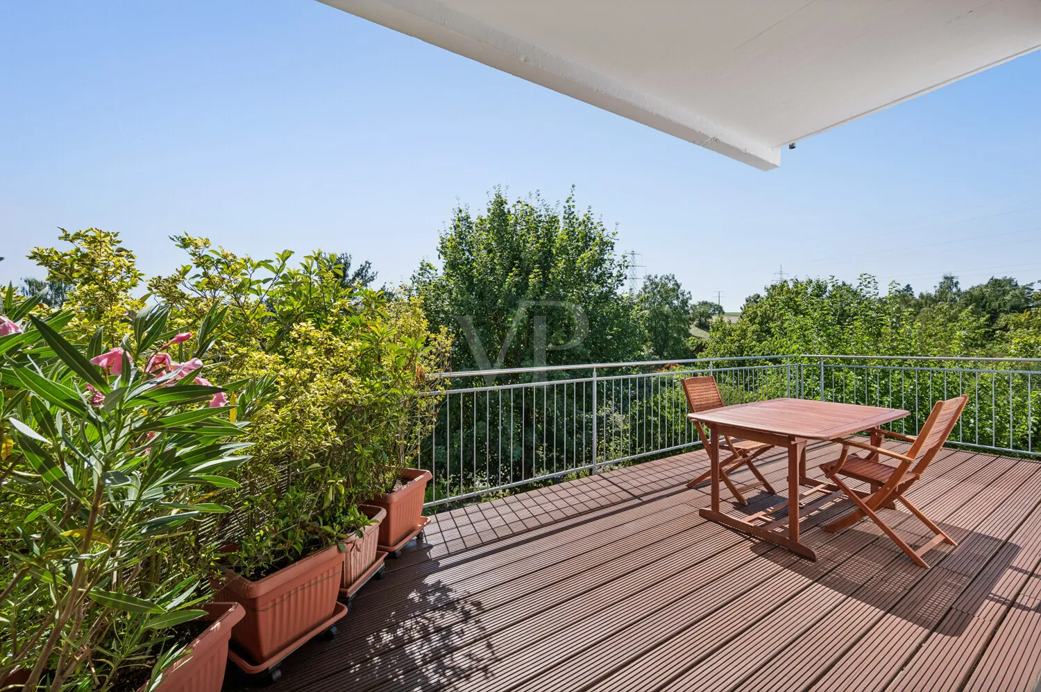 Großer Balkon im Ergeschoss