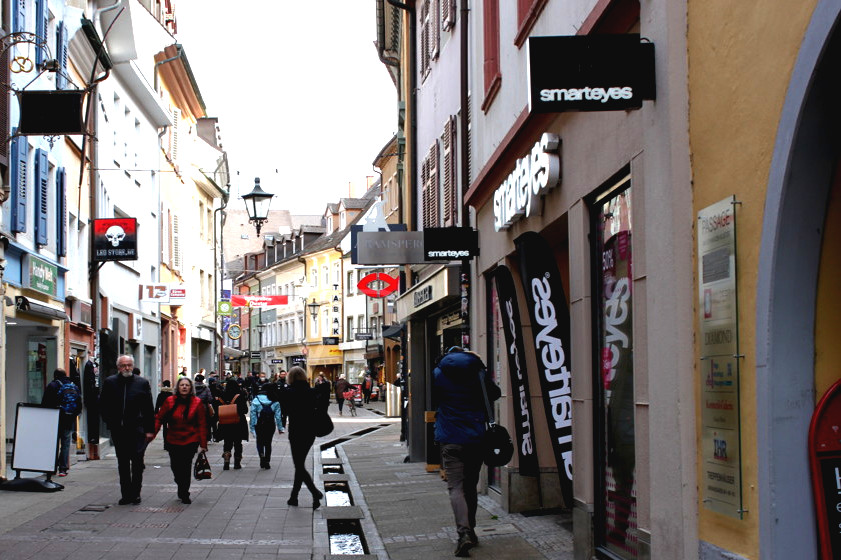 Die Rathausgasse ist eine beliebte Einkaufsstraße