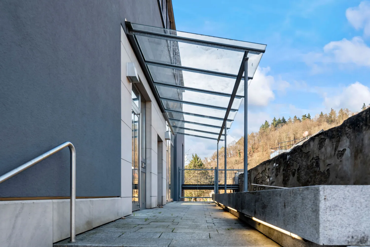 Überdachter Eingangsbereich