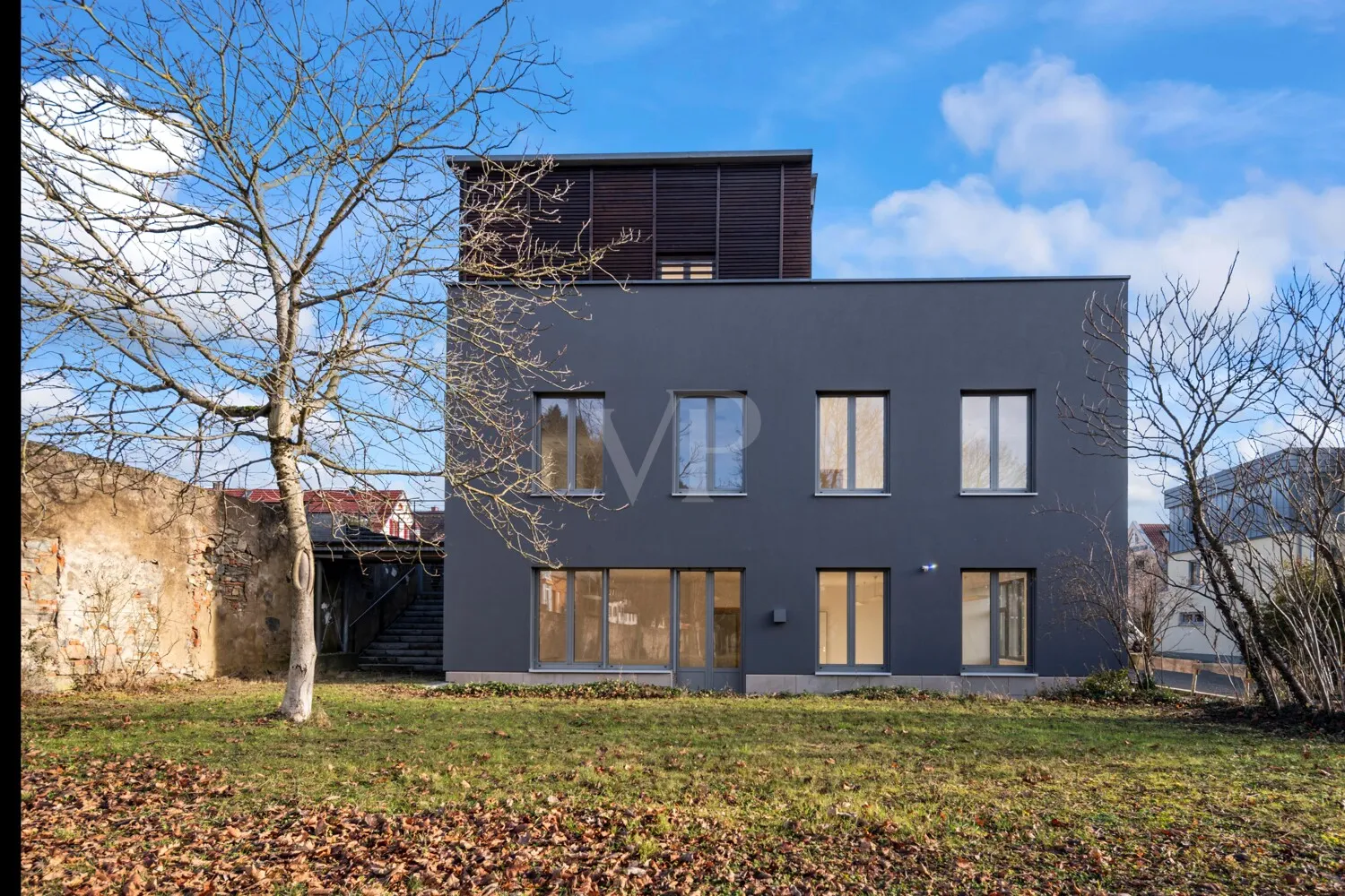 Außenansicht Westseite am Tag