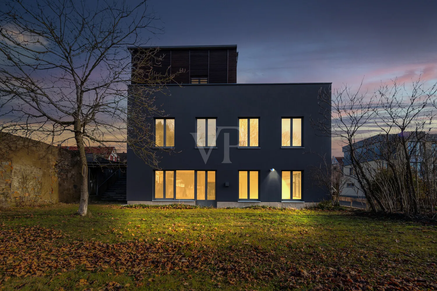 Außenansicht Westseite bei Nacht