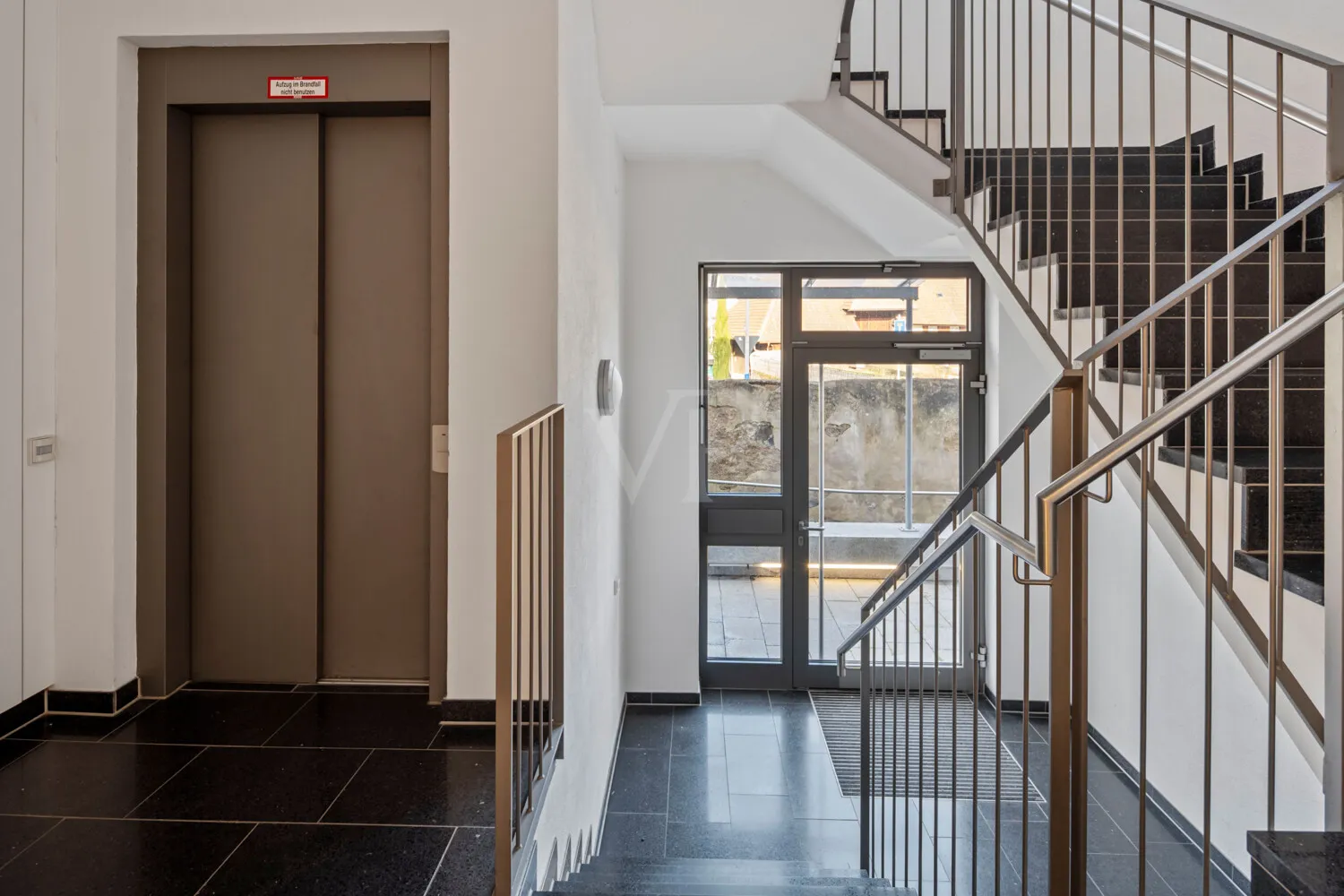 Treppenhaus mit Aufzug