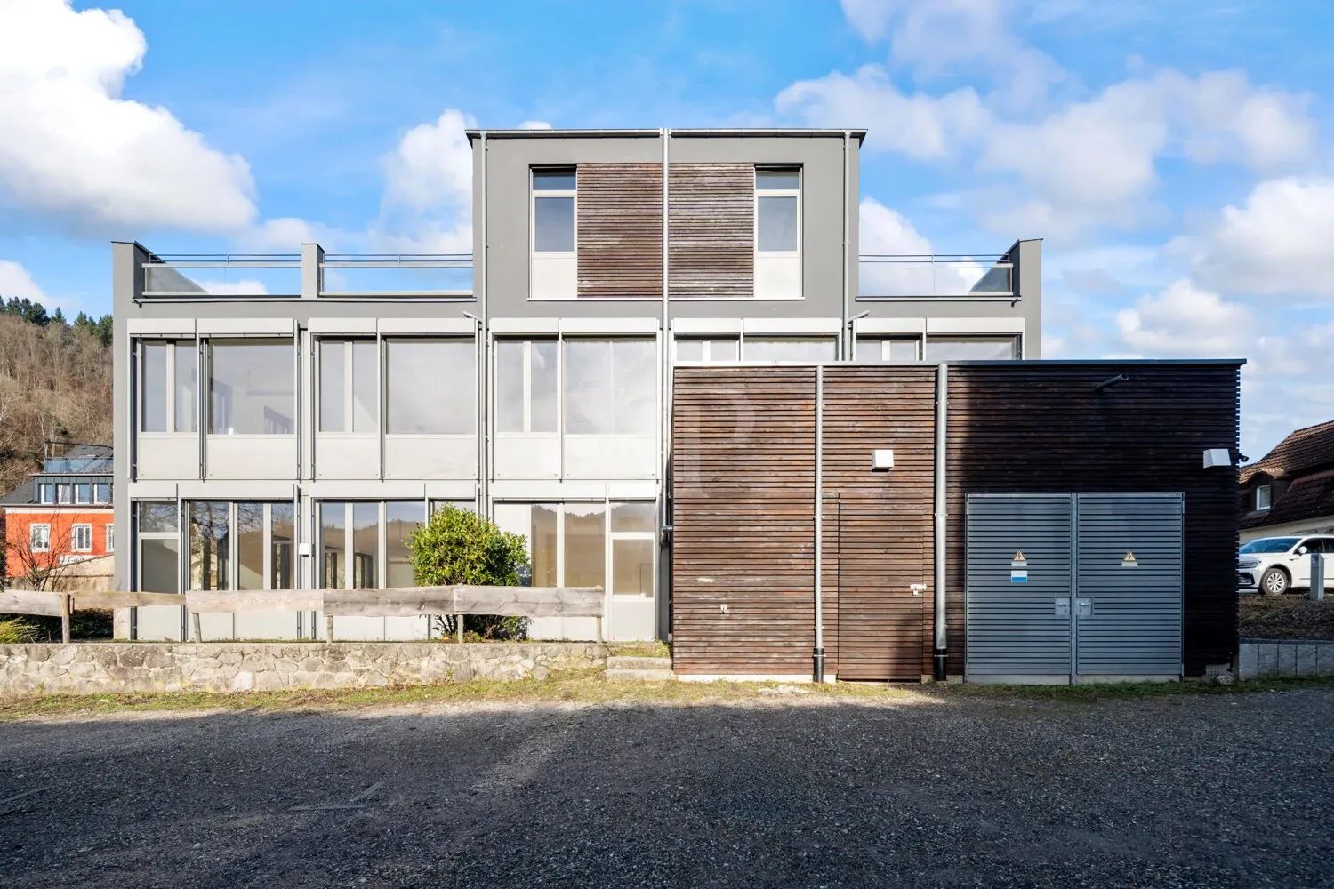 Außenansicht Südseite mit großer Fensterfront