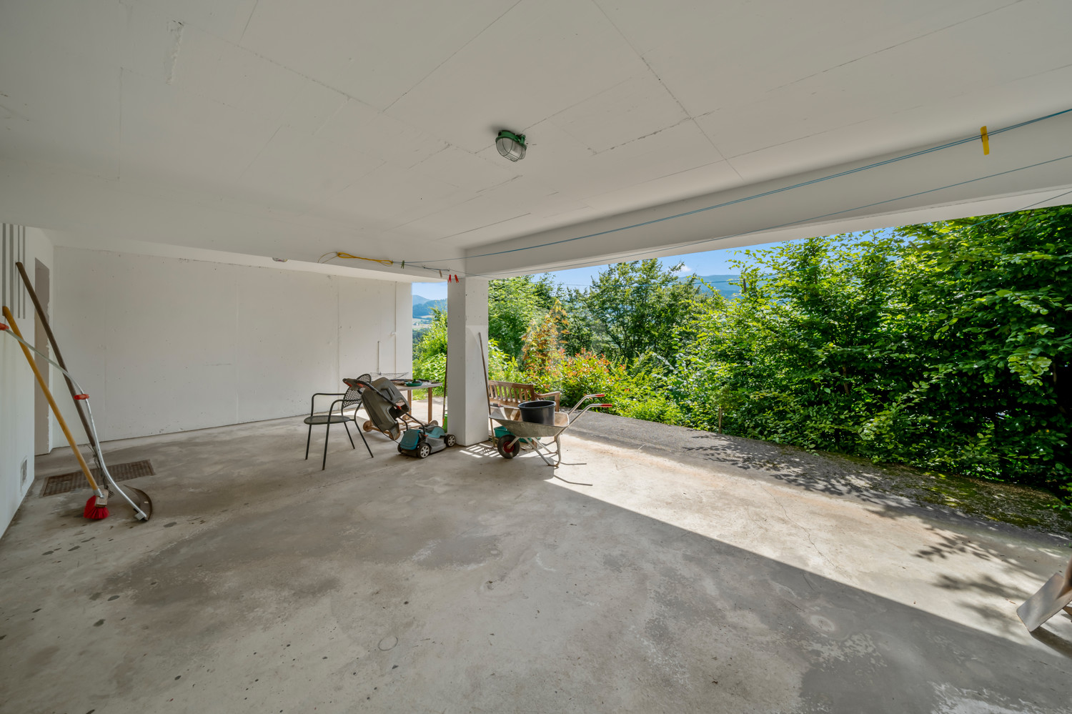 Überdachte Terrasse im UG mit Ausgang zum Garten