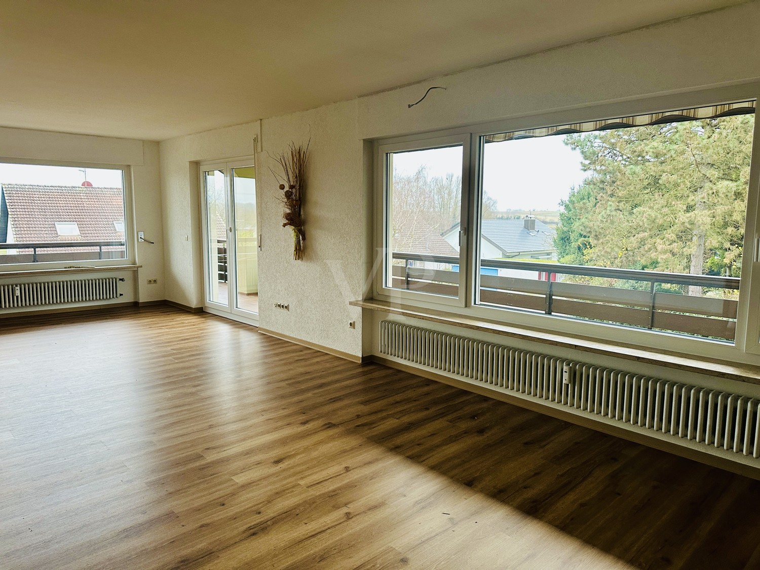 Wohnzimmer mit Zugang zum Balkon