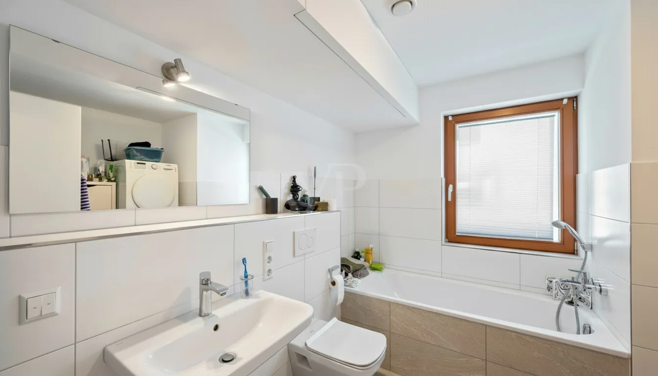 Bad mit Dusche und Wanne
