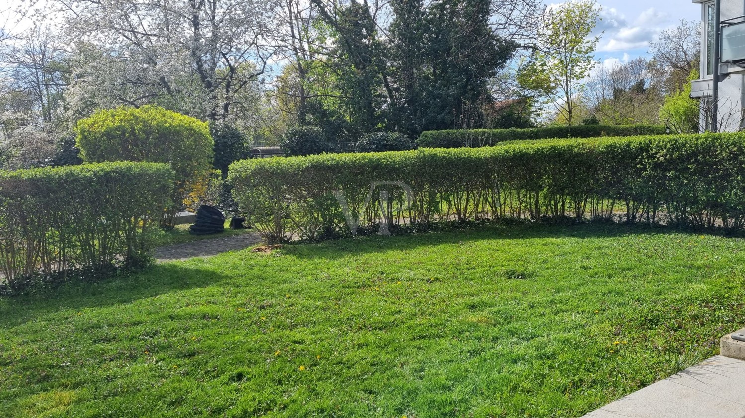 Terrasse mit großem Garten