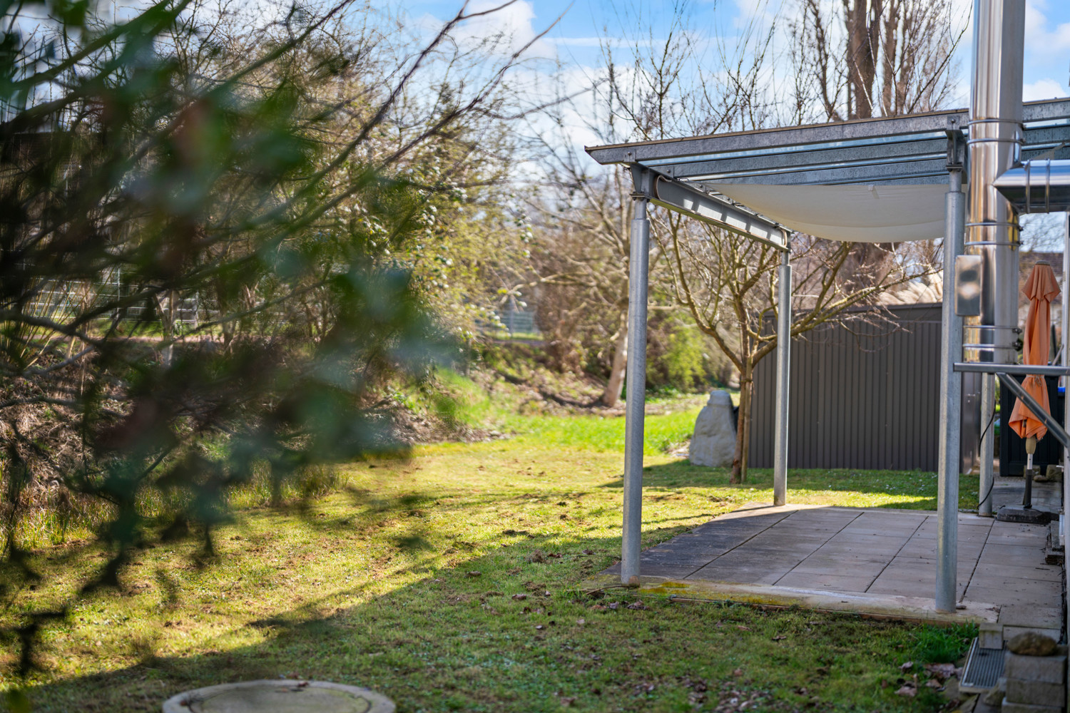 Garten und seitliche Terrasse