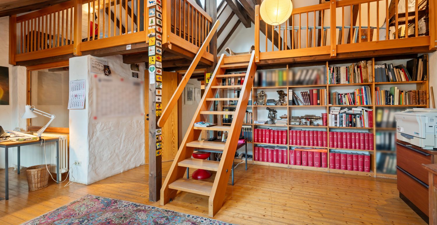 Büro im Dachgeschoss mit Galerie