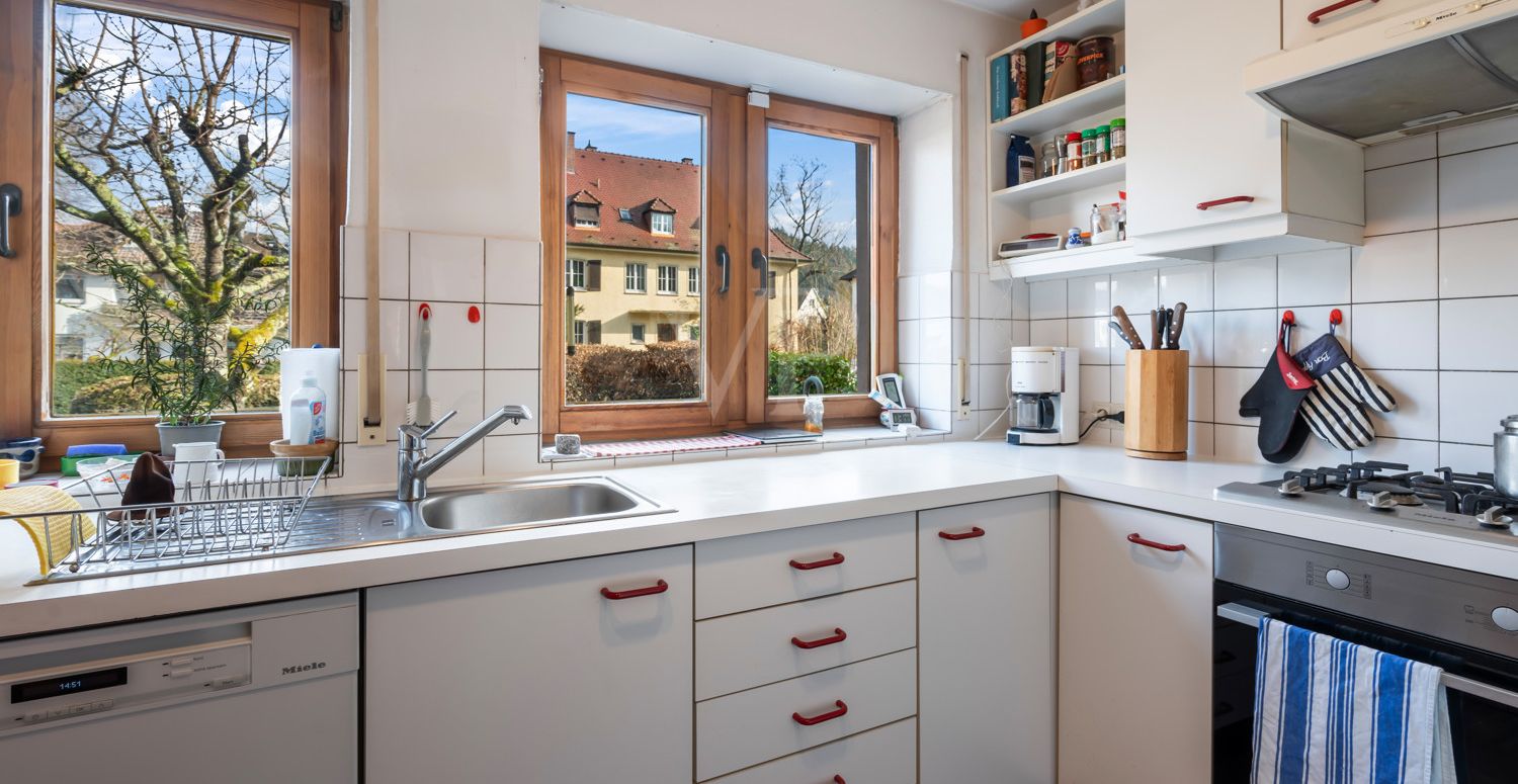 Küche mit angrenzender Speisekammer
