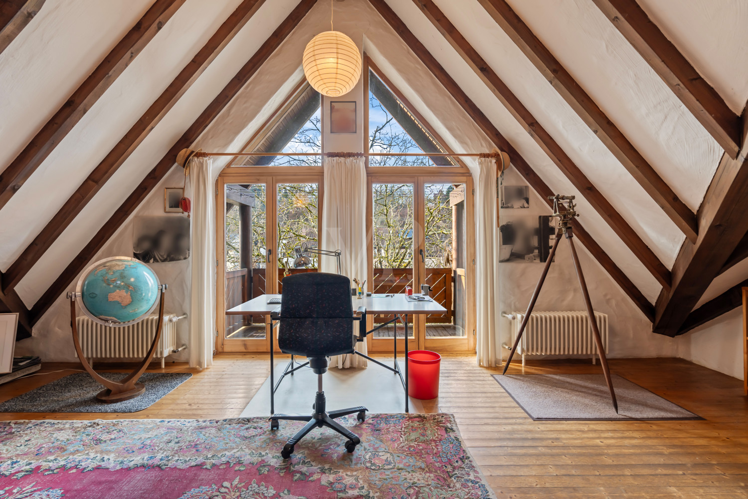 Büro mit Balkon im Dachgeschoss