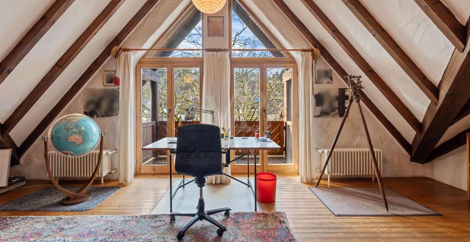 Büro mit Balkon im Dachgeschoss