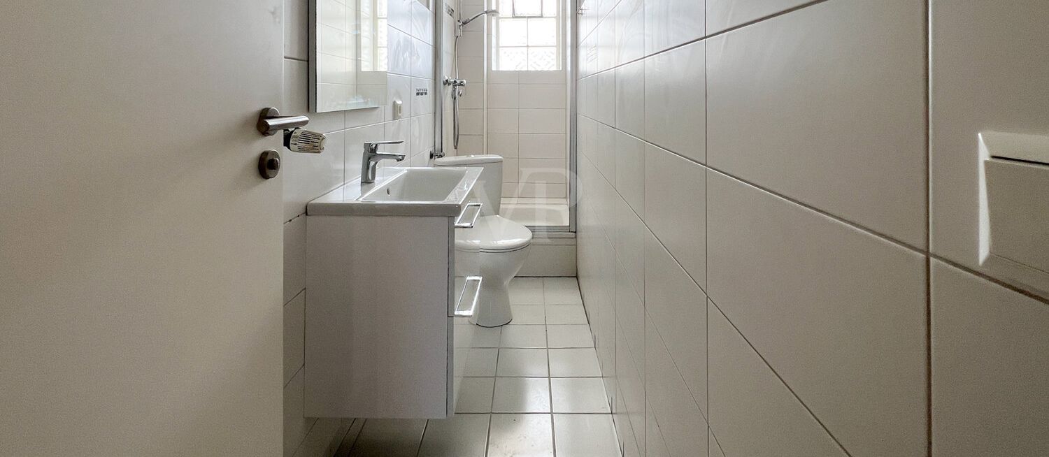 Badezimmer mit Dusche und WC