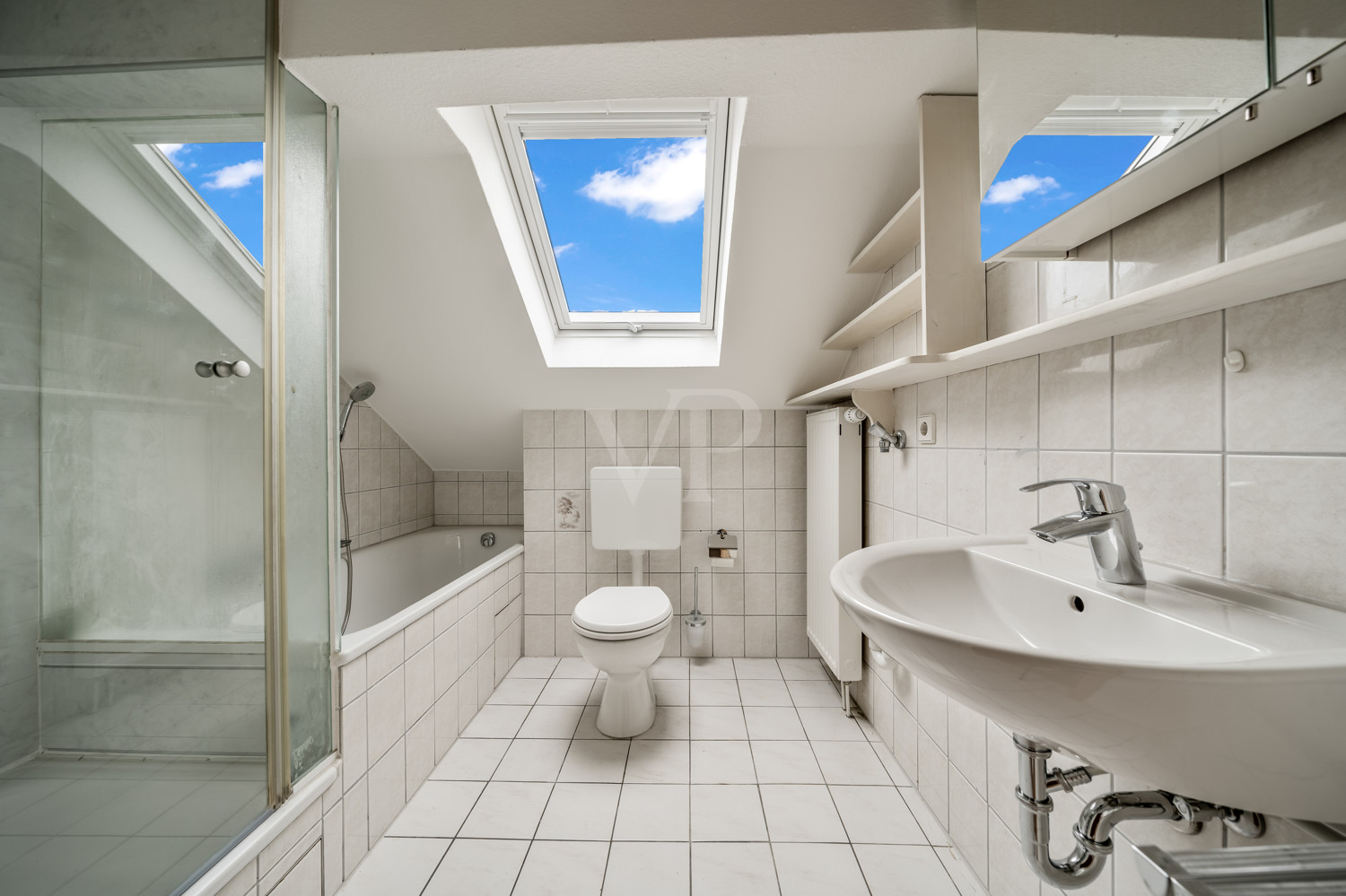 Tageslichtbadezimmer mit Wanne und Dusche