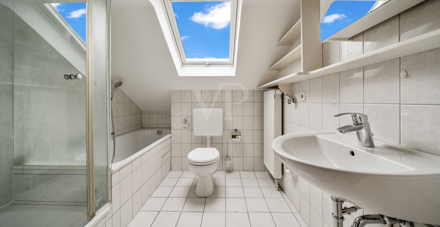 Tageslichtbadezimmer mit Wanne und Dusche