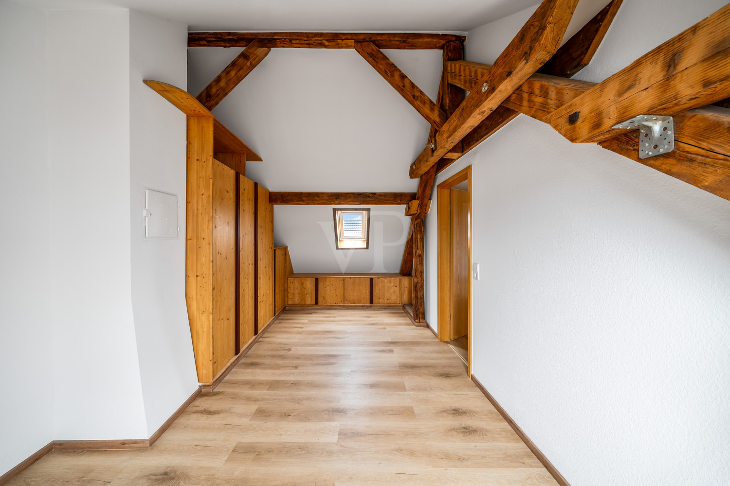 Büro mit offnen Balken