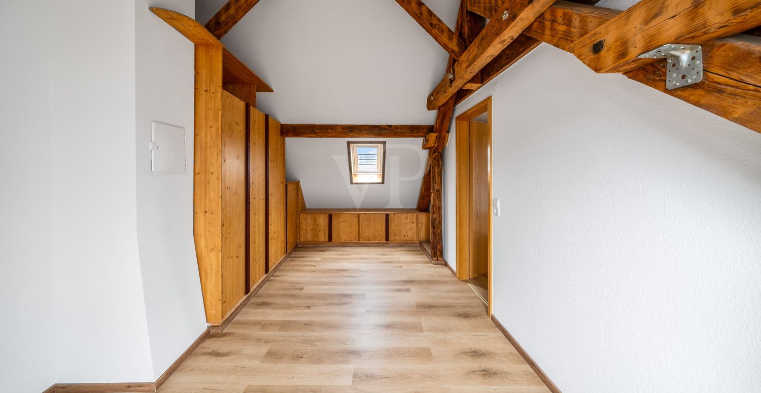 Büro mit offnen Balken