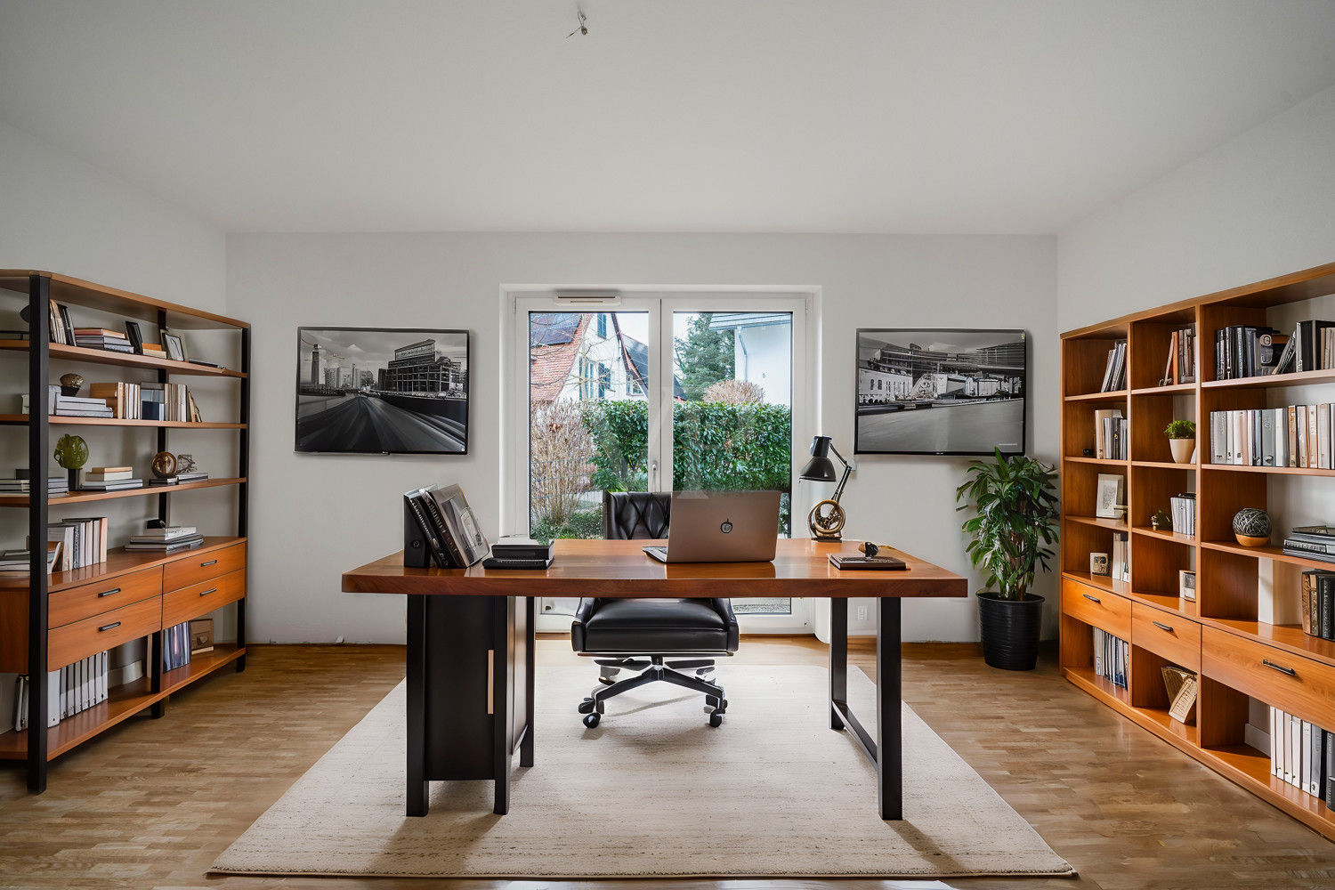 Arbeitszimmer mit Bodentiefem Fenster und Echtholzpakett