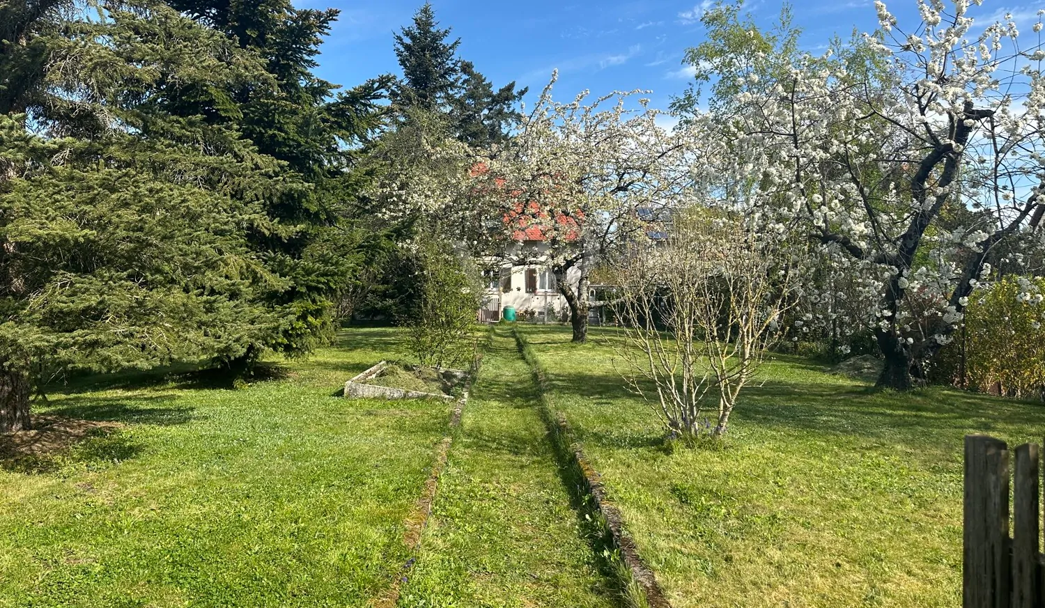 Wohn- und Geschäftshaus