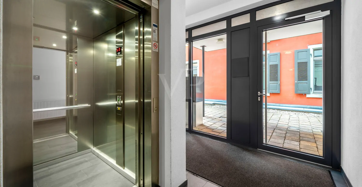 Flur mit Aufzug