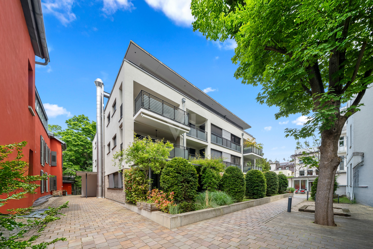 Außenansicht mit Tiefgaragenzufahrt