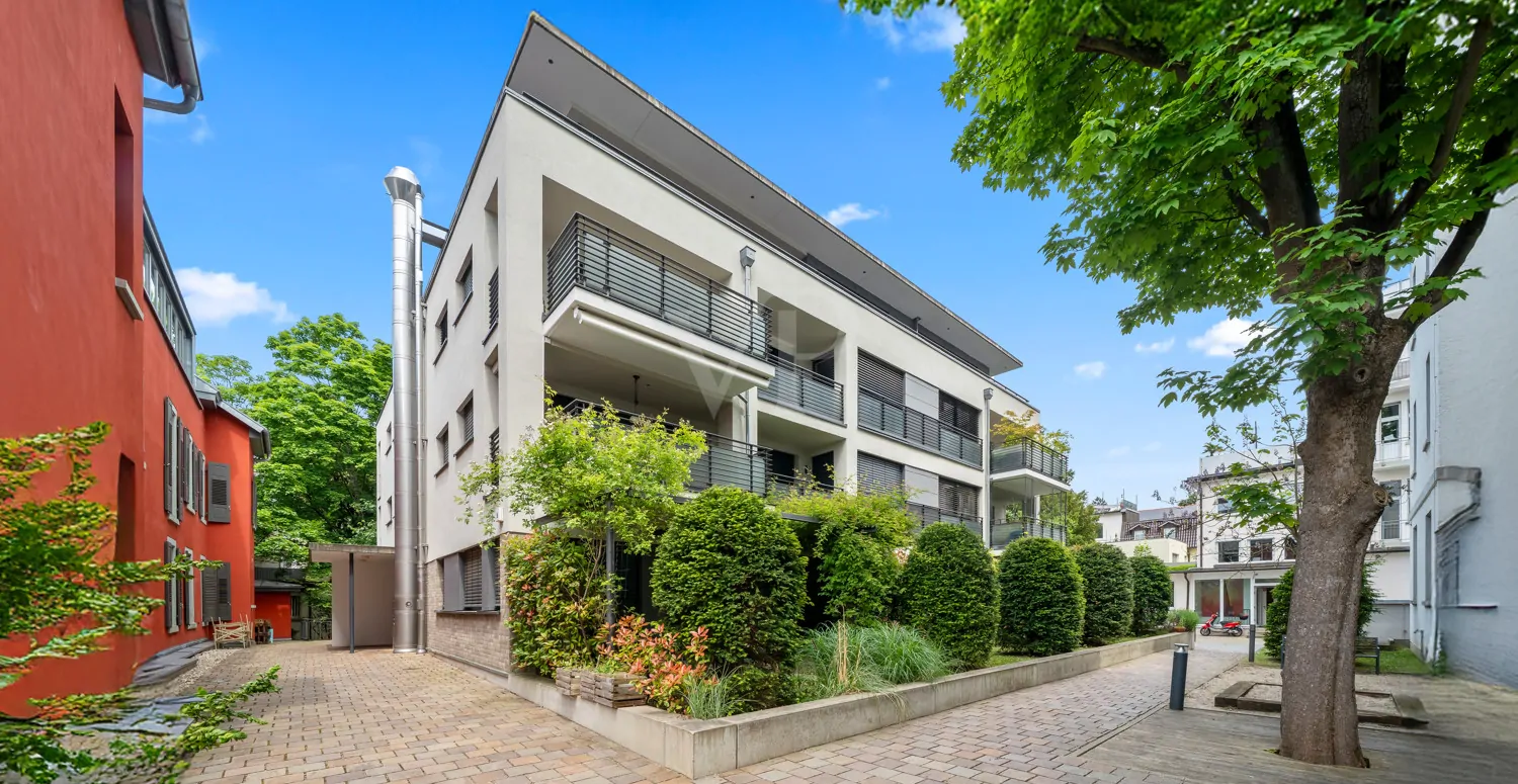 Außenansicht mit Tiefgaragenzufahrt