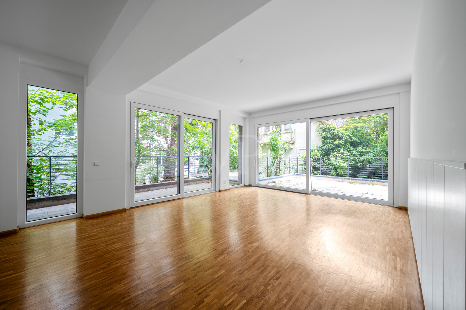 helles Wohnzimmer mit zwei Balkonen