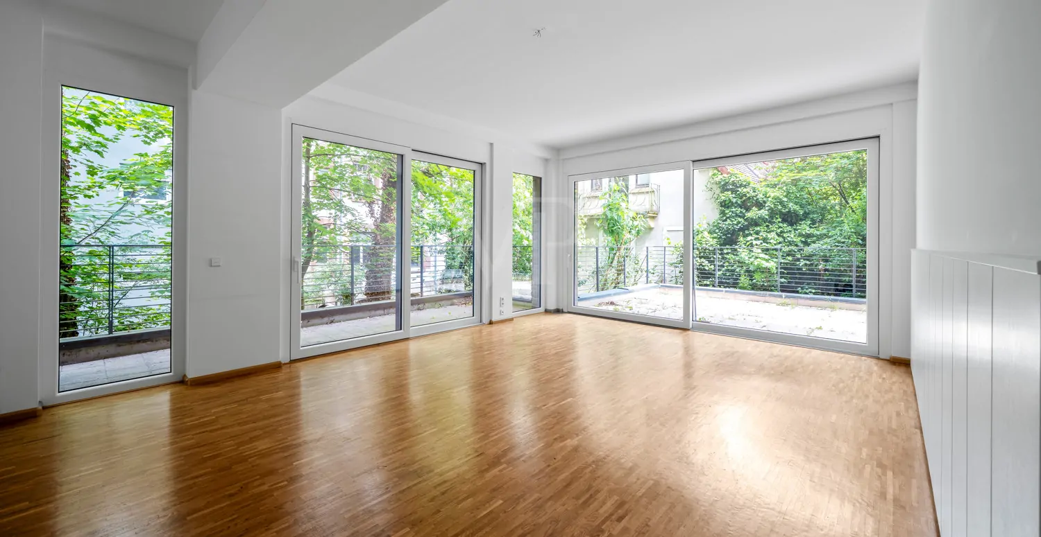 helles Wohnzimmer mit zwei Balkonen