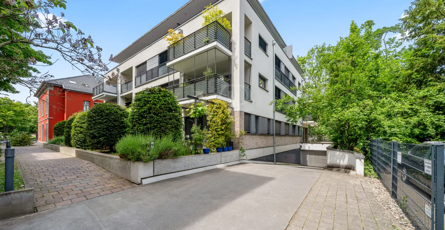 Außenansicht mit Eingangsbereich