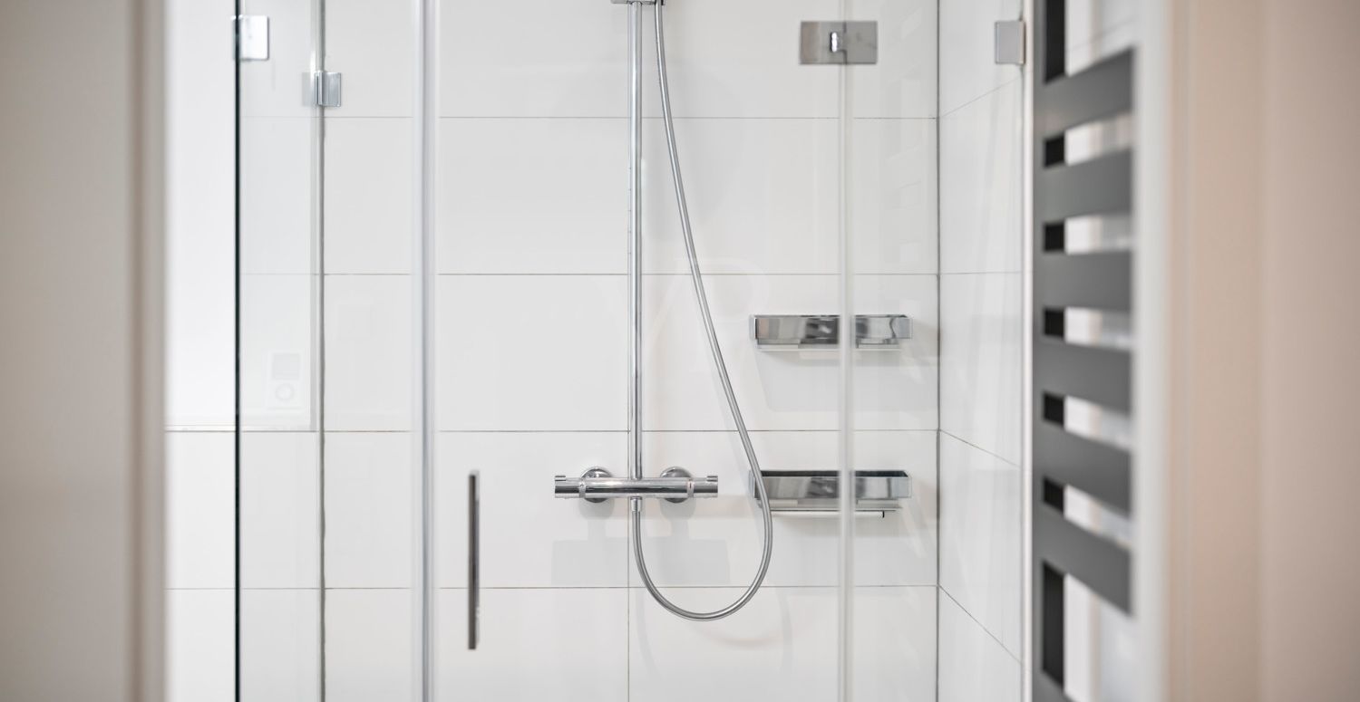 Bodentiefe Dusche mit Handtuchheizung