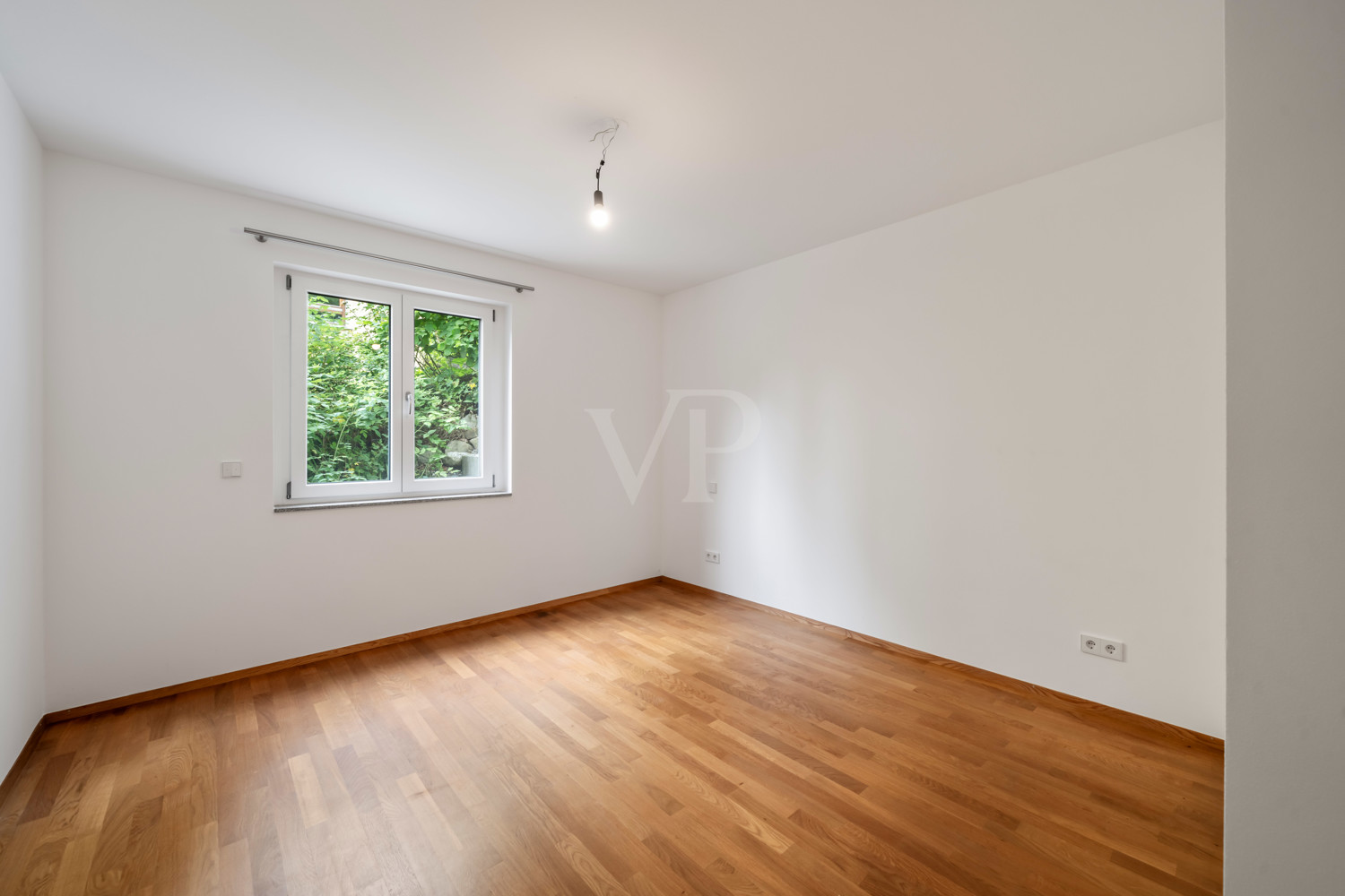 Schlafzimmer mit Echtholzparkett und Fußbodenheizung
