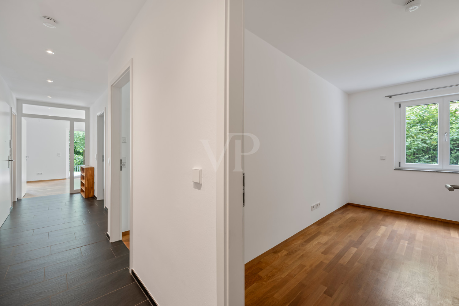 Flur mit Blick in eines der Schlafzimmer