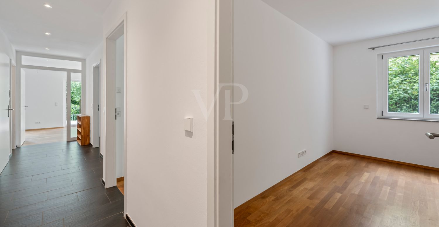 Flur mit Blick in eines der Schlafzimmer