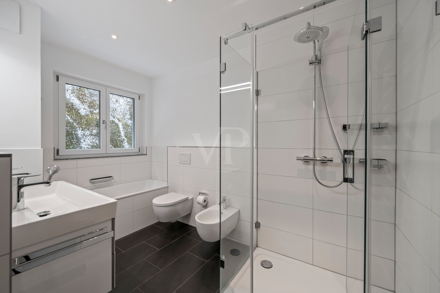 Tageslichtbadezimmer mit Wanne und Dusche