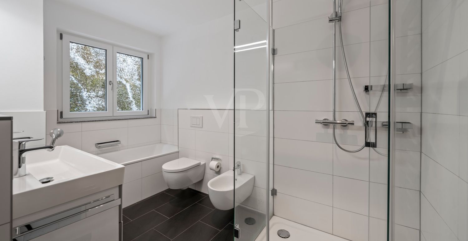 Tageslichtbadezimmer mit Wanne und Dusche