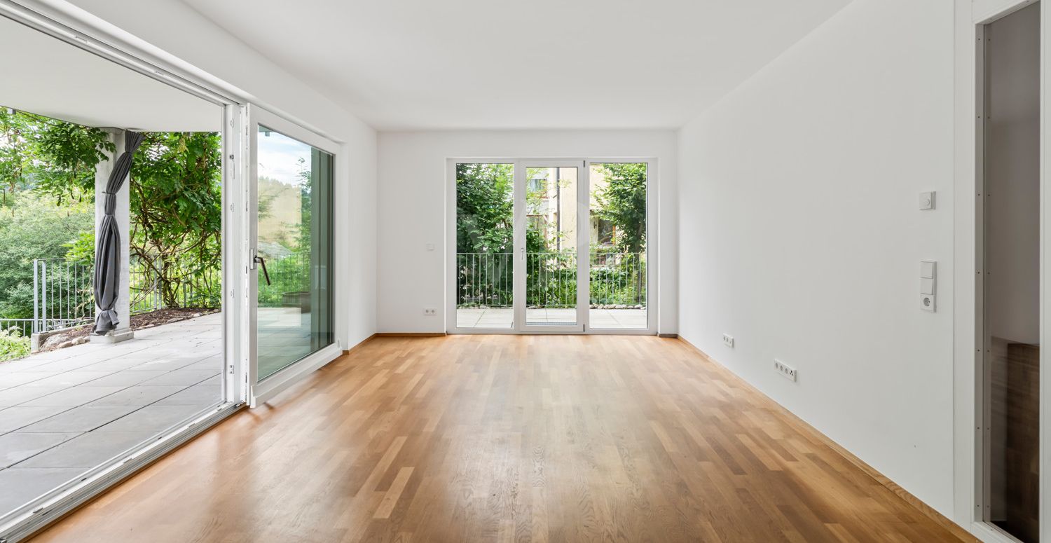 offener Wohnbereich mit Zugang zur Terrasse
