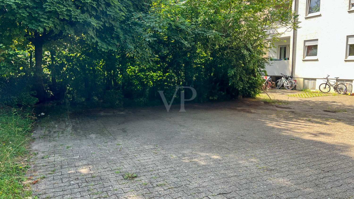 Stellplatz im Hinterhof (links)