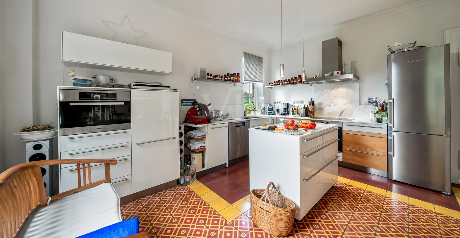 Küche im Obergeschoss mit Zugang zum Wohnzimmer und zum Flur