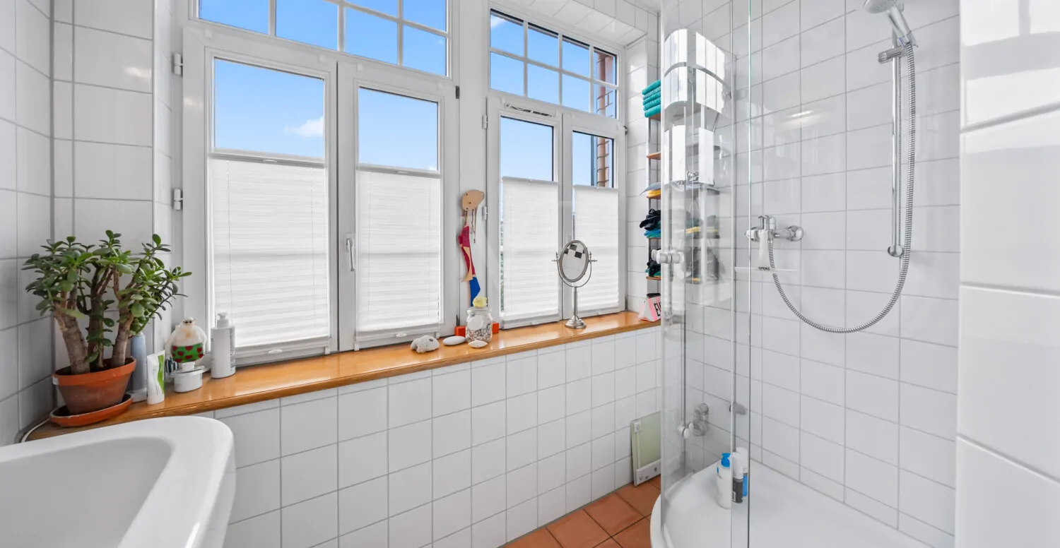 zweites Badezimmer mit Dusche im Obergeschoss