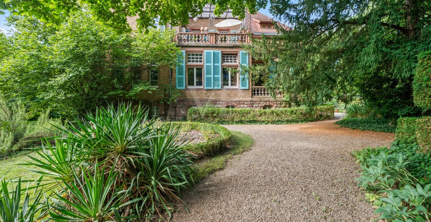 Blick aus dem Garten auf das Haus