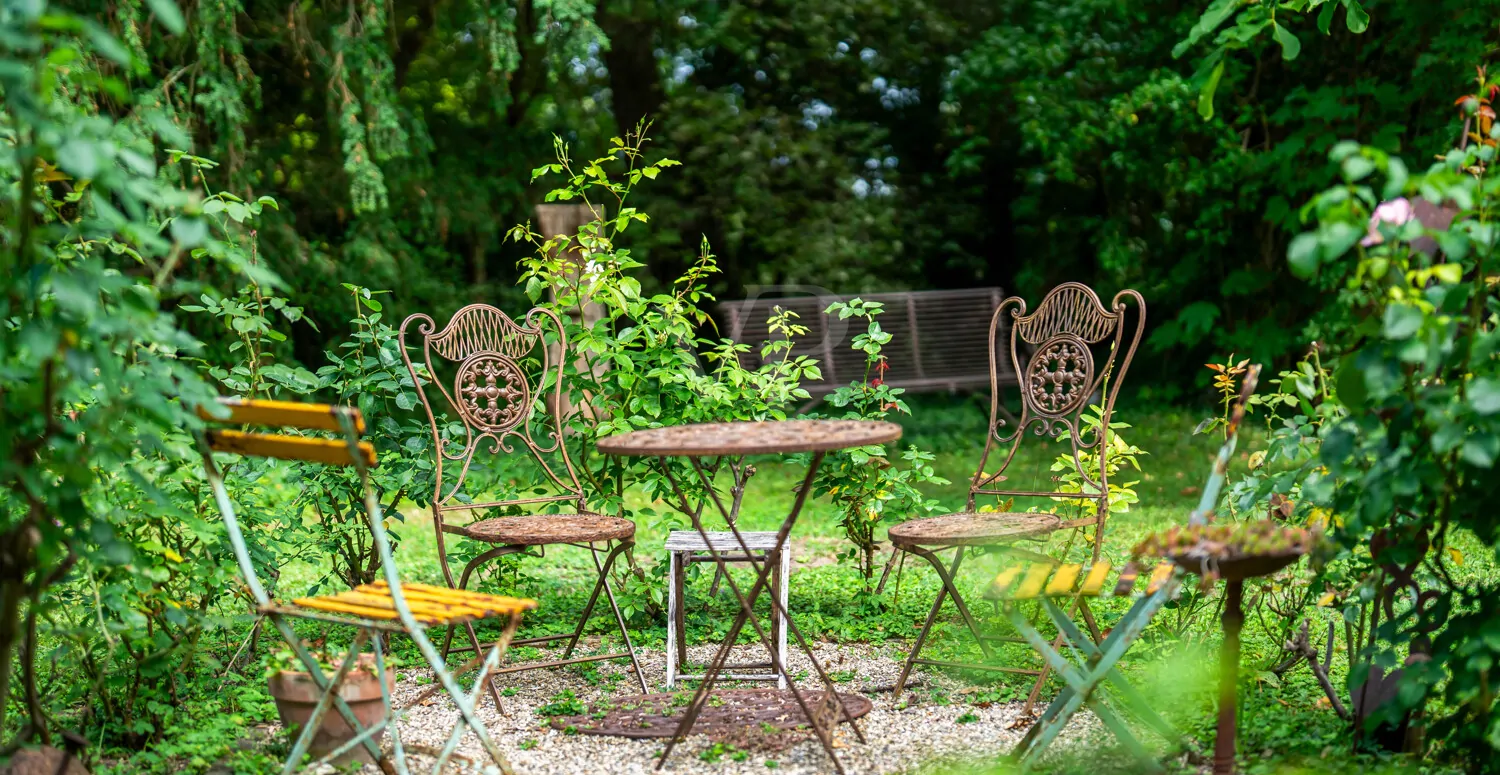 der weitläufige Garten bietet zahlreiche Sitzmöglichkeiten