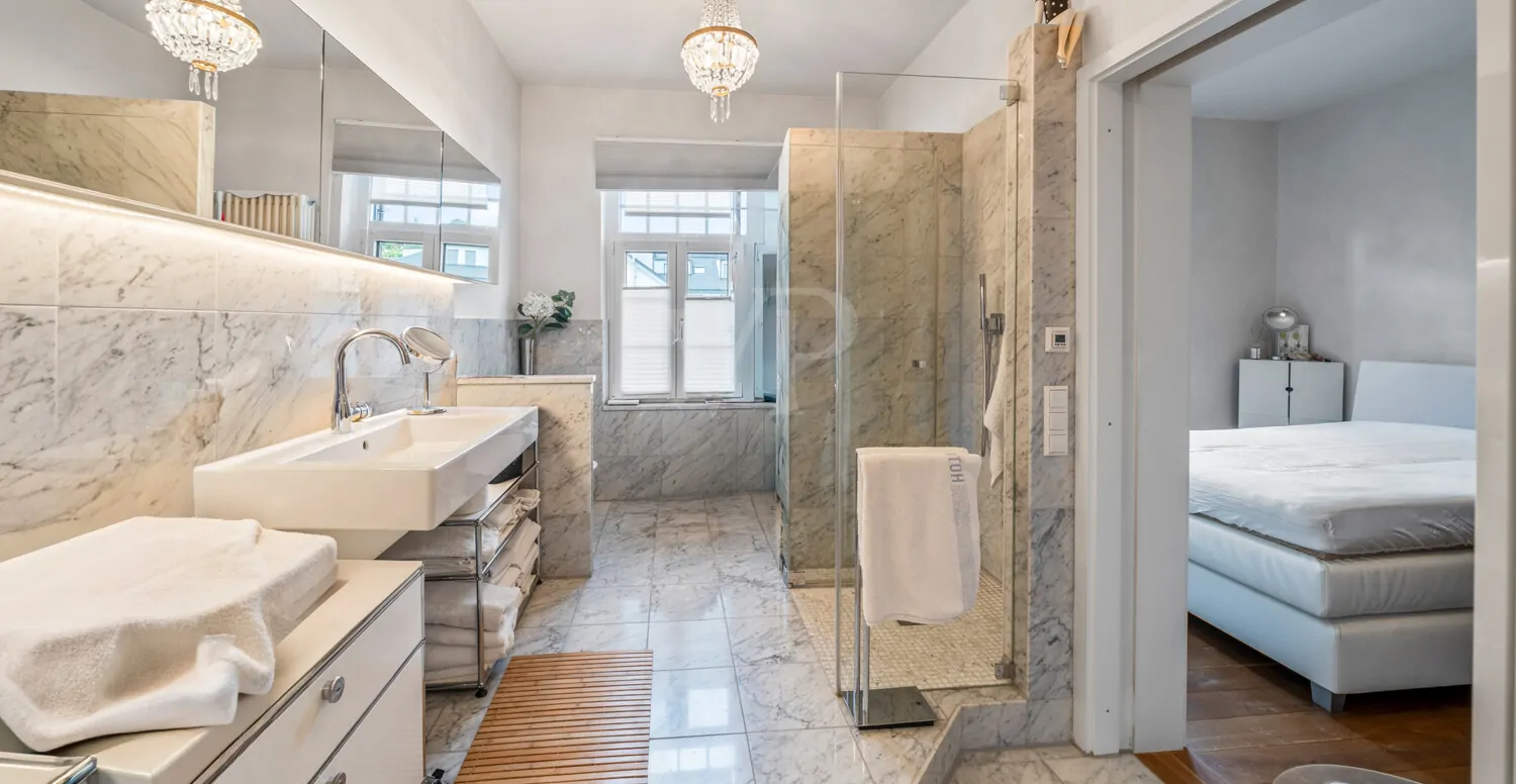 Elegantes Marmor-Badezimmer mit ensuite Zugang zu einem weiteren Schlafzimmer