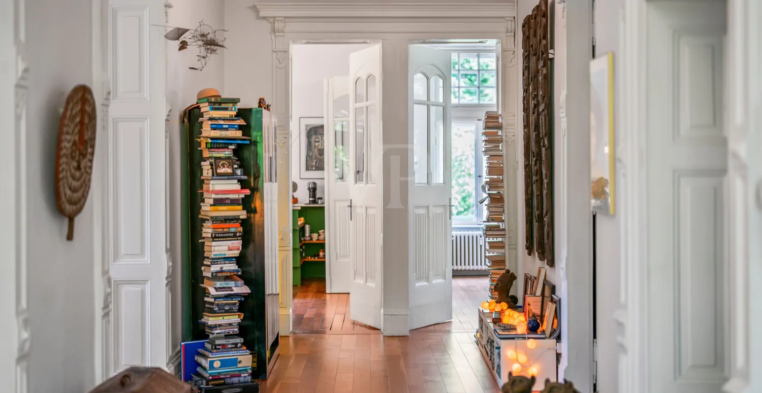 Breiter Flur mit angrenzenden Zimmer und  hohen Decken