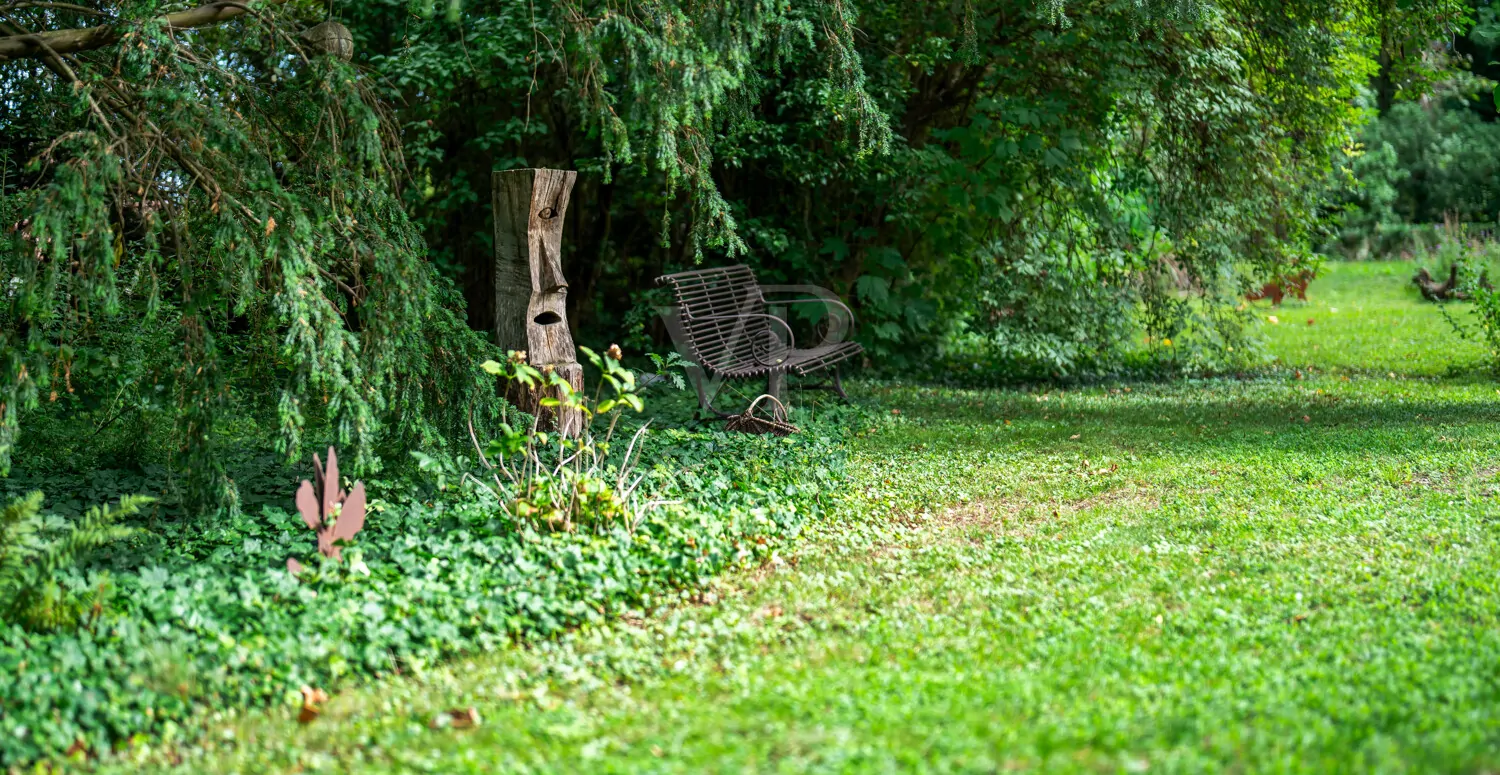 Idyllischer parkähnlicher  Garten mit altem Baumbestand
