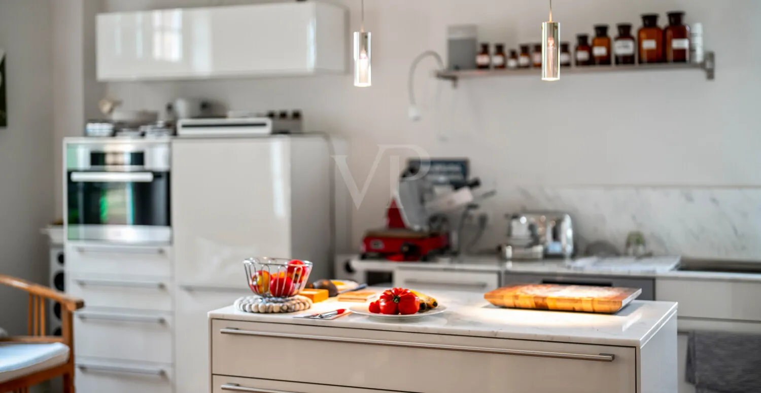 Küchenbereich mit edlen Marmor-Akzenten in der oberen Wohnung