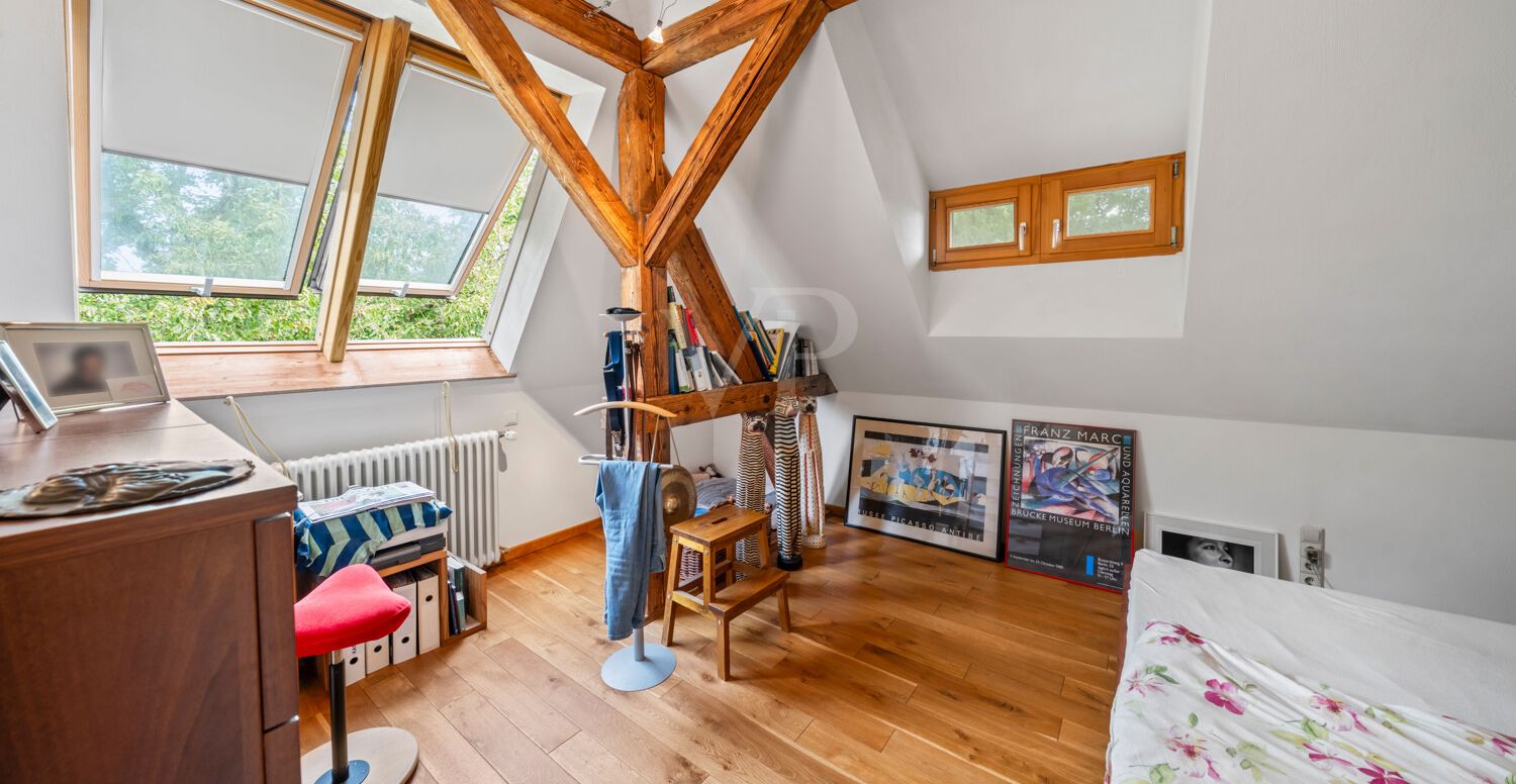 zweites Schlafzimmer im Oberschoss mit Sichtbalken