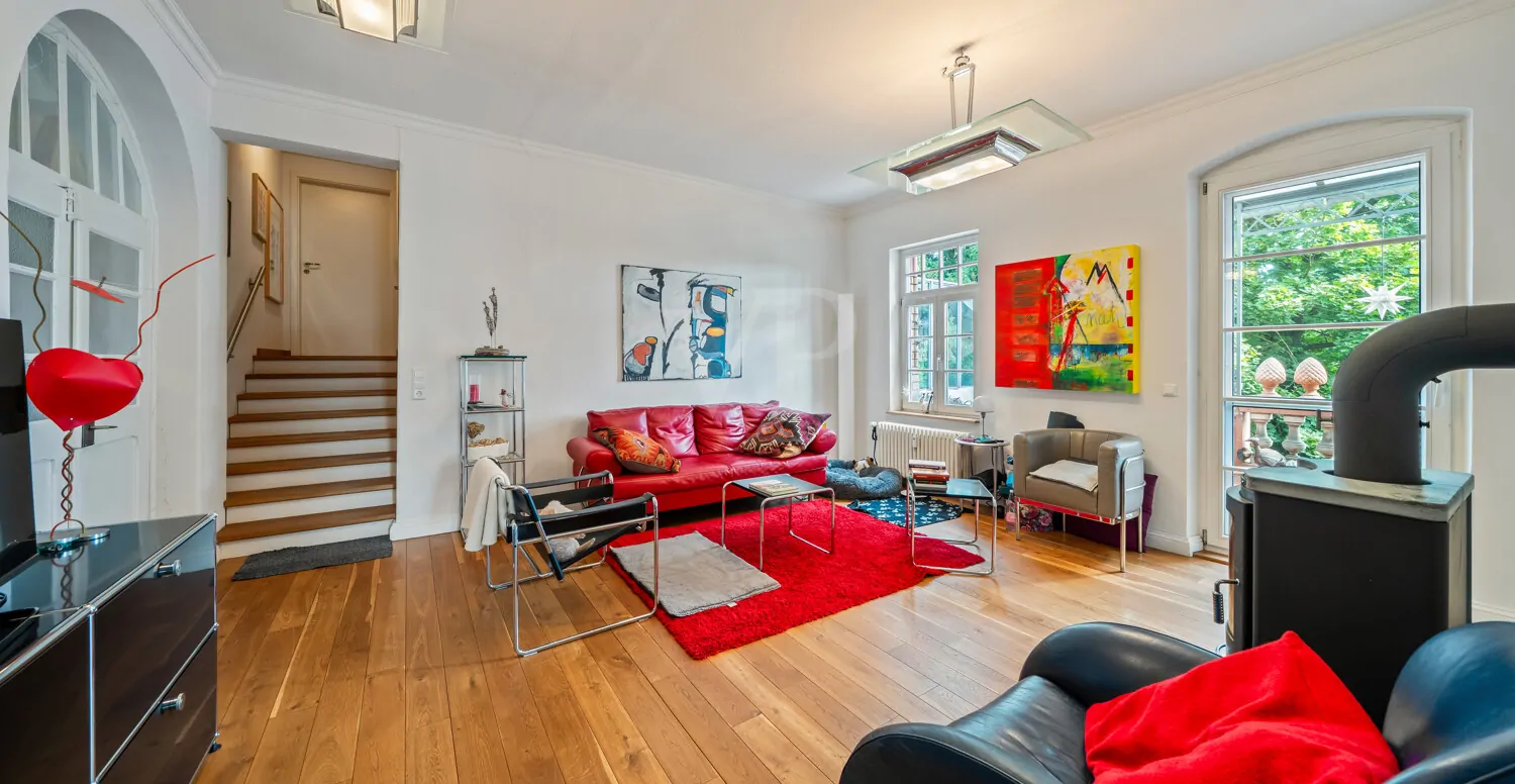 Wohnzimmer mit Schwedenofen und Zugang zum Balkon