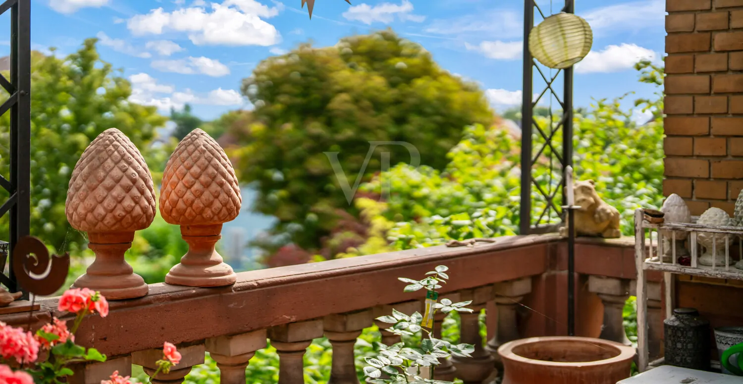 Romanischer Balkon mit Blick in den Garten