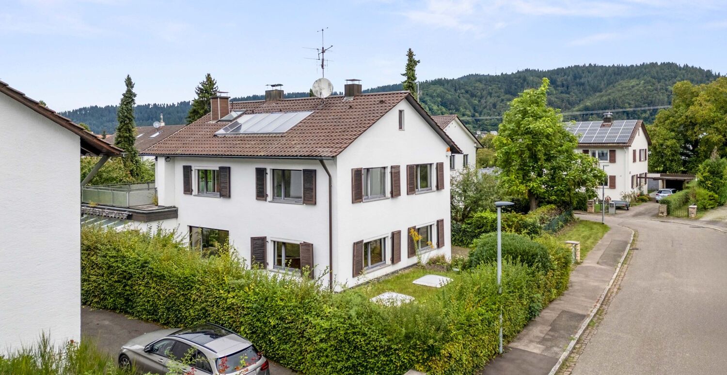 Blick von der Straßenseite auf das Haus